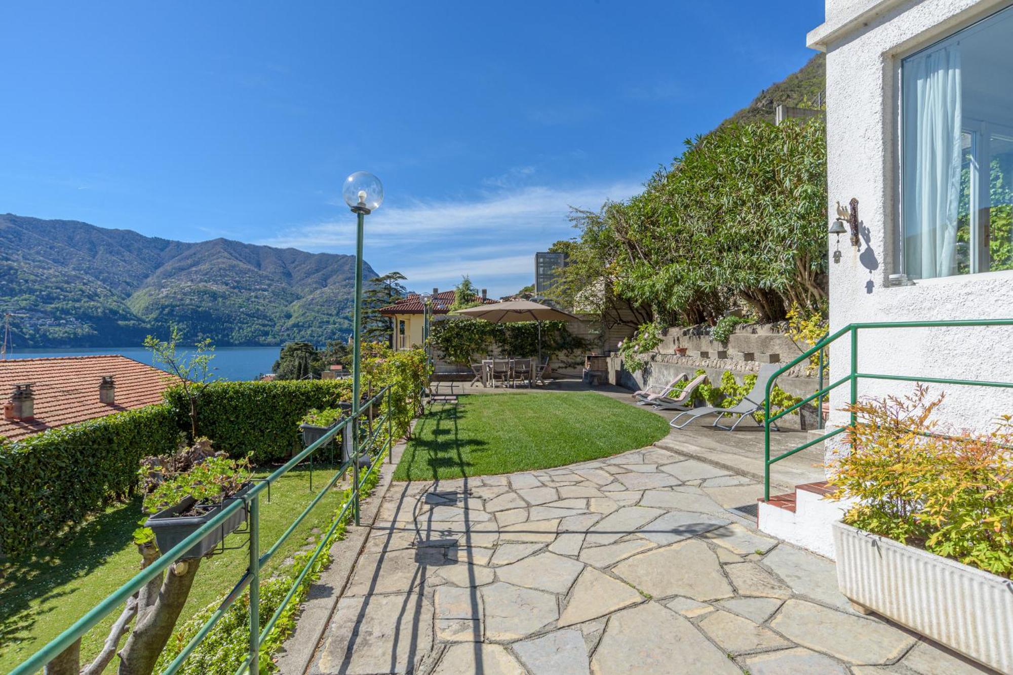 Casa Bambu - Splendida Vista Lago E Posto Auto Лалльо Экстерьер фото